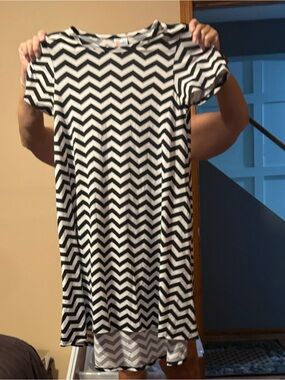 LuLaRoe-Black & White Chevron Short Sleeve Women's Tunic Top